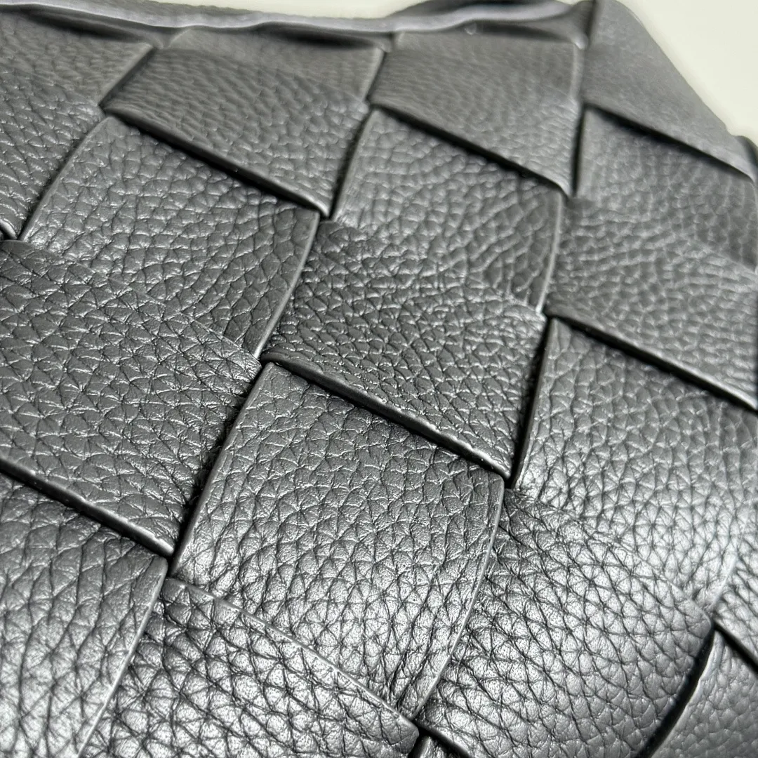 Batch 1720 BOTTEGA VENETA Bottega Veneta's 2025 new product Diago zipper backpack, a new summer bag [circle] This new men's crossbody bag is made of high-quality calfskin, with a natural texture as a whole. The gloss of the bag changes at any time with different lights. This seemingly simple bag is very attentive to details. , it must be carefully handmade to achieve this effect. The calfskin leather is delicate and soft, and it is particularly comfortable to carry close to the body. It also comes with a large zippered compartment and an open lining. When you go shopping and travel, having such a light and soft small bag can free your hands, reduce the burden of travel, and make you happier. Style number: 837112 Size: 25*15*5cm